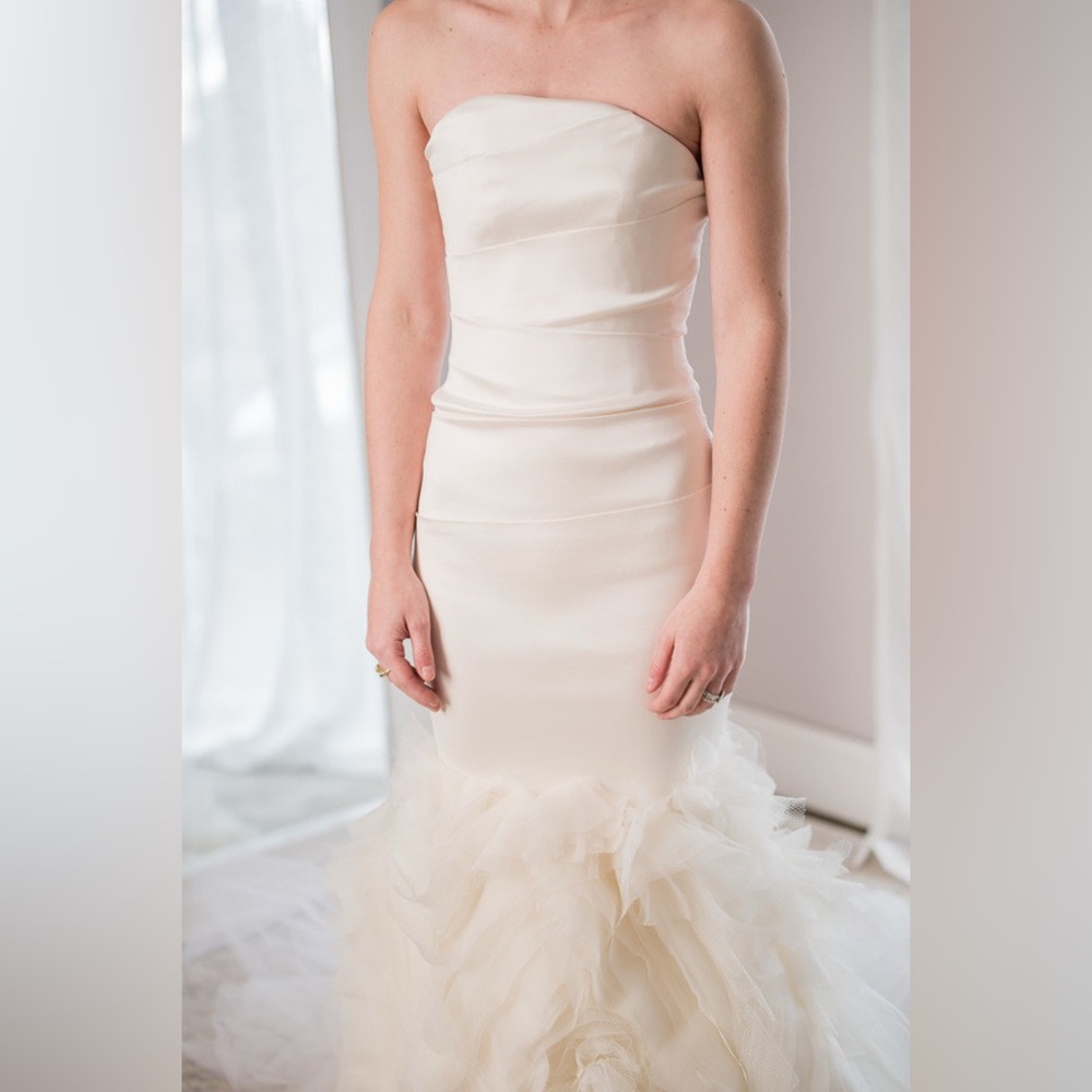 Vera Wang Kathleen Strapless Cream wedding Gown size 4 - Picture 4 of 14